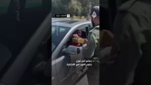 شاهد سوريا.. عناصر أمن في مدينة اللاذقية يوزعون حلويات العيد على المارة