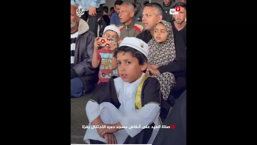صلاة العيد على أنقاض مسجد دمره الاحتلال بغزة