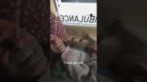 شاهد طفل يسأل المسعفين عن حالته بعد إصابته أثناء علاجه في غزة