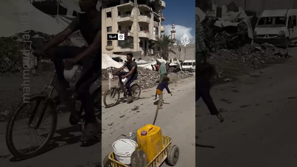 طفلة فلسطينية تجر عربة لمياه الشرب في شوارع قطاع غزة