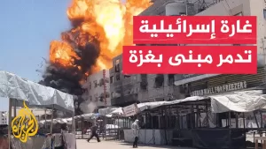 شاهد غارة إسرائيلية تدمر مبنى سكنيا بحي الشيخ رضوان في غزة