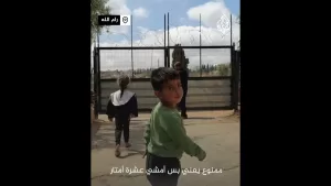 شاهد فلسطيني يحصن منزله ضد المستوطنين بأسلاك مكهربة