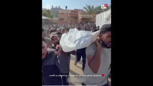 شاهد فلسطينيون يشيعون شهيدا في غزة بالتكبيرات في ثاني أيام عيد الأضحى
