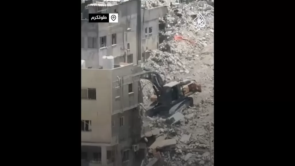 قوات الاحتلال تهدم منازل في مخيم نور شمس بالضفة