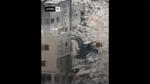 شاهد قوات الاحتلال تهدم منازل في مخيم نور شمس بالضفة