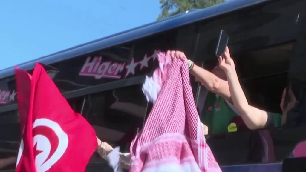 مراسلة الجزيرة في تونس ترصد اللحظات الأولى لانطلاق "قافلة الصمود" لكسر الحصار عن غزة