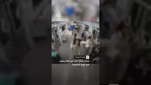 شاهد مُسن يشعل النار في قطار بسول في كوريا الجنوبية