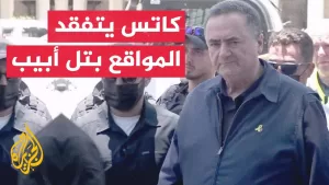 شاهد وزير الدفاع الإسرائيلي يتفقد أحد المواقع التي أصابتها الصواريخ الإيرانية في تل أبيب