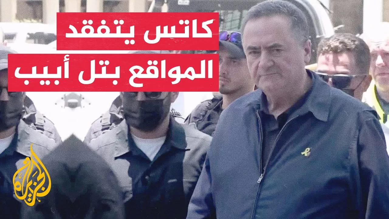 وزير الدفاع الإسرائيلي يتفقد أحد المواقع التي أصابتها الصواريخ الإيرانية في تل أبيب