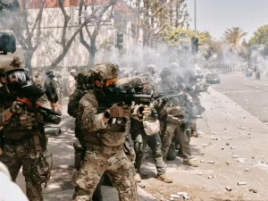 استطلاع: انقسام في الولايات المتحدة حول استخدام ترامب للجيش خلال احتجاجات الهجرة