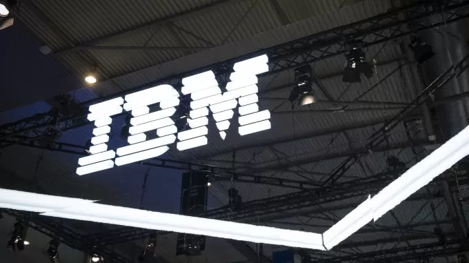 شعار IBM مضاء على خلفية داكنة