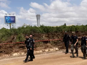 صاروخ من اليمن يستهدف إسرائيل، والحوثيون يهددون بالتصعيد.