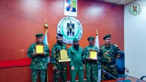 عدن: العميد الوالي يكرم جنديين من حزام أبين لصدقهما في إعادة أموال ومقتنيات