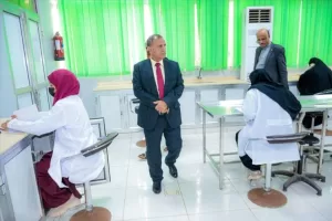 عدن: رئيس جامعة عدن يزور كلية الطب لمتابعة امتحانات الفصل الدراسي الثاني