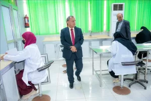 عدن: رئيس جامعة عدن يزور كلية الطب لمراقبة امتحانات الفصل الثاني