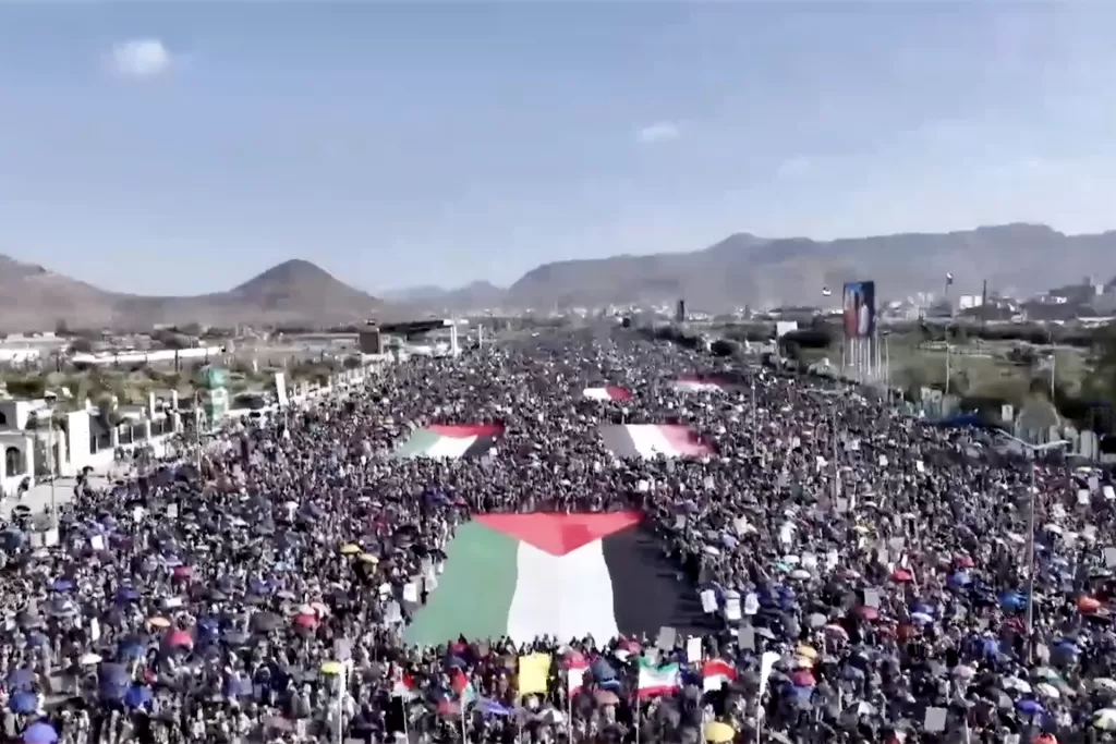 عشرات الآلاف من المغاربة واليمنيين يتظاهرون دعما لغزة وتنديدا بالإبادة الإسرائيلية
