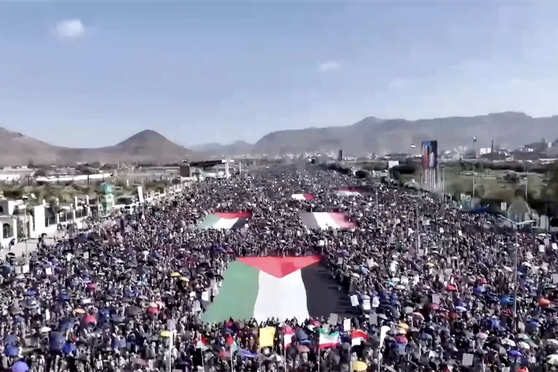 عشرات الآلاف من المغاربة واليمنيين يتجمعون تأييداً لغزة واستنكاراً للإبادة الإسرائيلية.