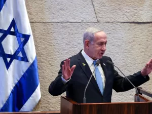 عنوان عبري: تحالف نتنياهو مع الحاخامات يعوق جهود القوات المسلحة في تجنيد الحريديم