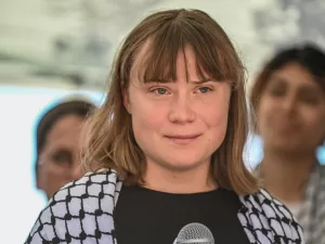 غريتا ثونبرغ السويدية: ناشطة في مكافحة التغير المناخي منذ صغرها