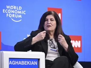 فارسين أغابكيان.. أول سيدة تتولى قيادة الدبلوماسية الفلسطينية