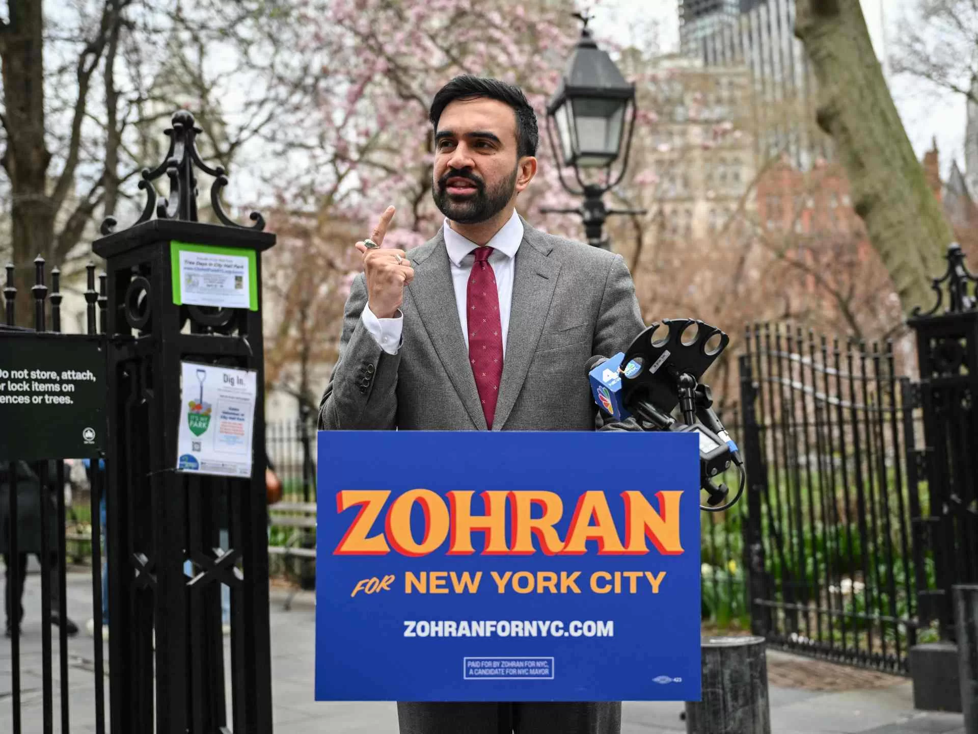 في خضم الانتقادات الموجهة لأول مرشح مسلم لمنصب عمدة نيويورك: كيف تؤثر عائلته على آرائه؟