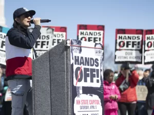 كاتب أميركي: 6 خطوات سهلة لتدمير سمعة دولة واقتصادها ومكانتها الدولية