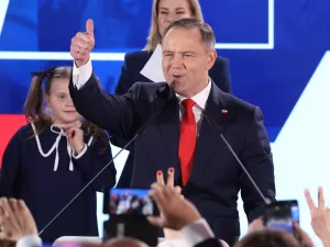 كارول نافروتسكي، مؤرخ ليبرالي محافظ يتولى رئاسة بولندا.