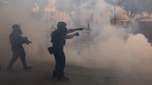 كيف ت responded المغردون العرب على تصاعد الأحداث في لوس أنجلوس وتهديدات ترامب؟