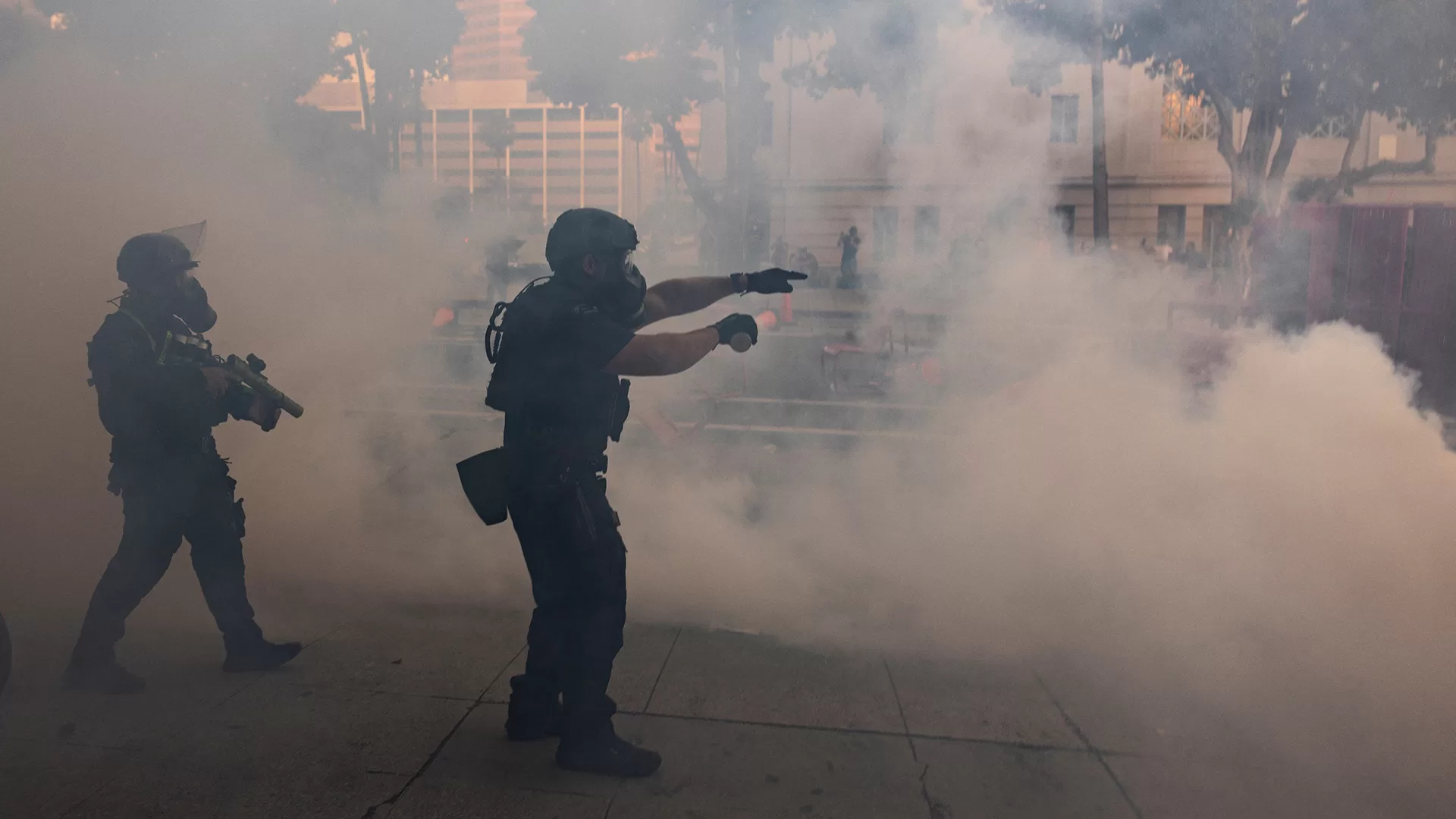 كيف ت responded المغردون العرب على تصاعد الأحداث في لوس أنجلوس وتهديدات ترامب؟