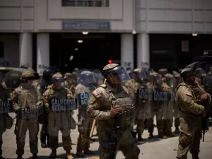 كيف علل ترامب نشر القوات المسلحة للتعامل مع الاحتجاجات في كاليفورنيا؟