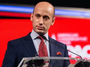 لوموند: ستيفن ميلر معاد للمهاجرين وعالم أفكار رئيسي في البيت الأبيض