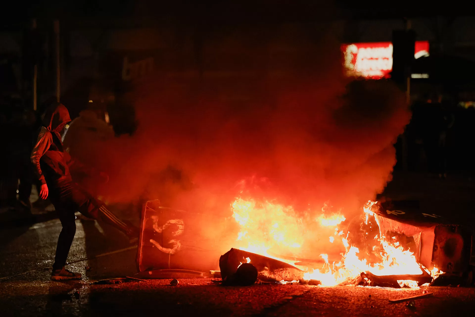 ما السبب وراء اندلاع الاحتجاجات ضد الهجرة في أيرلندا الشمالية؟