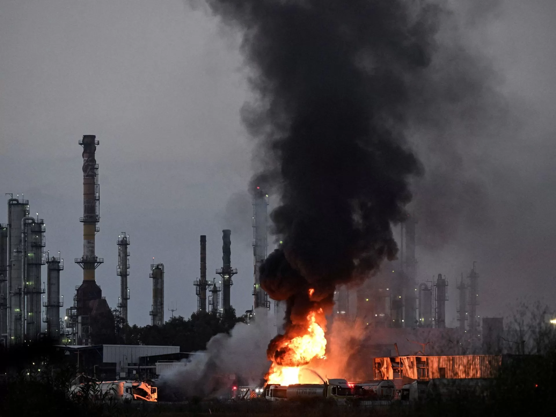 مبادرة فرنسية للتخفيف من حدة المواجهة بين إيران وإسرائيل وتحذيرات من تفاقم الأزمة