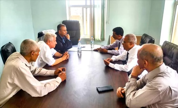 اجتماع بين قيادة القاهرة وضرائب تعز لتعزيز تحصيل الموارد وحصر الأوعية الإيرادية