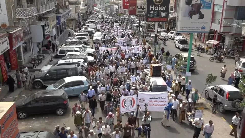 معلمو تعز بلا أجور لشهرين احتجاجات ضد الحكومة وتصعيد قادم