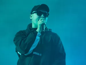 مغنٍ من فرقة “نيكاب” الأيرلندية يقف أمام المحكمة البريطانية بتهمة دعم “حزب الله”