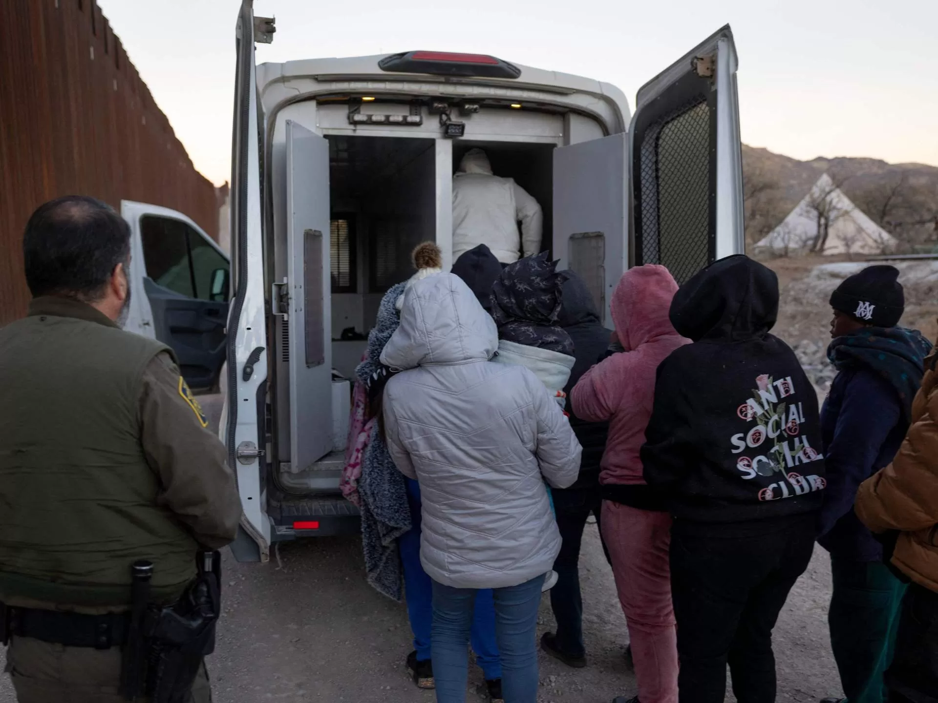 هذه الوظائف تواجه خطرًا في أمريكا نتيجة سياسة ترامب المتعلقة بالهجرة.