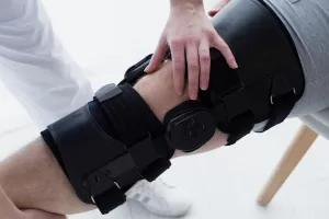 هل تواجه آلامًا في ركبتيك؟ إليك بعض العلاجات الفعّالة.