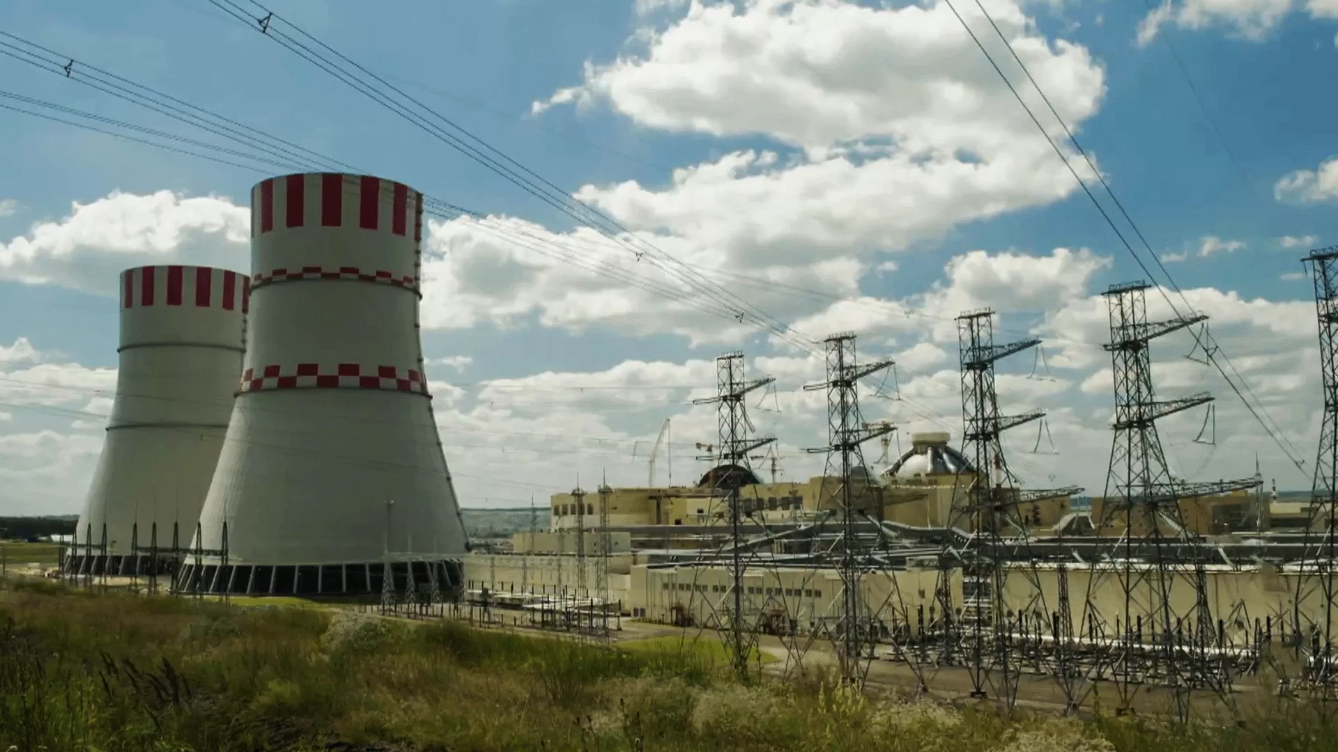 هل تواجه المنشآت النووية الإيرانية هجومًا عسكريًا؟ تعليقات المغردين