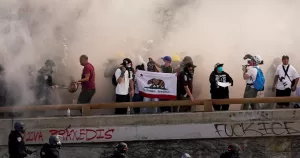 خبراء: مواجهة ترامب مع كاليفورنيا تعرض دعائم النظام الحاكم الفدرالي للخطر