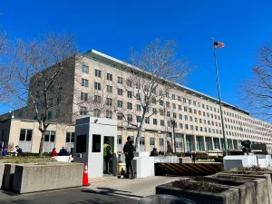 واشنطن تعلن خروج مئات المواطنين الأمريكيين من إيران وتنبه من السفر إلى العراق