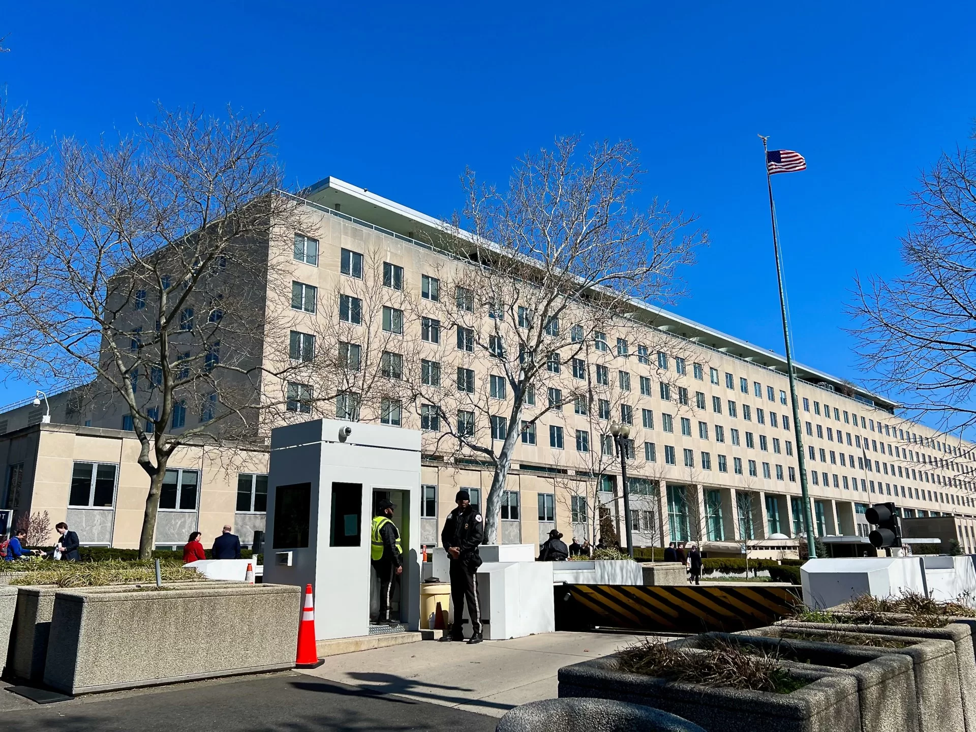 واشنطن تعلن خروج مئات المواطنين الأمريكيين من إيران وتنبه من السفر إلى العراق