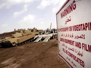 واشنطن تقرر تقليص وجودها في العراق وتأنذر المواطنين من السفر بعد استهداف منشآت إيرانية.