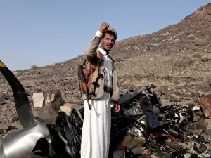 وول ستريت جورنال: ما هي الاستراتيجية التي استخدمها الحوثيون لإزعاج البحرية الأمريكية؟