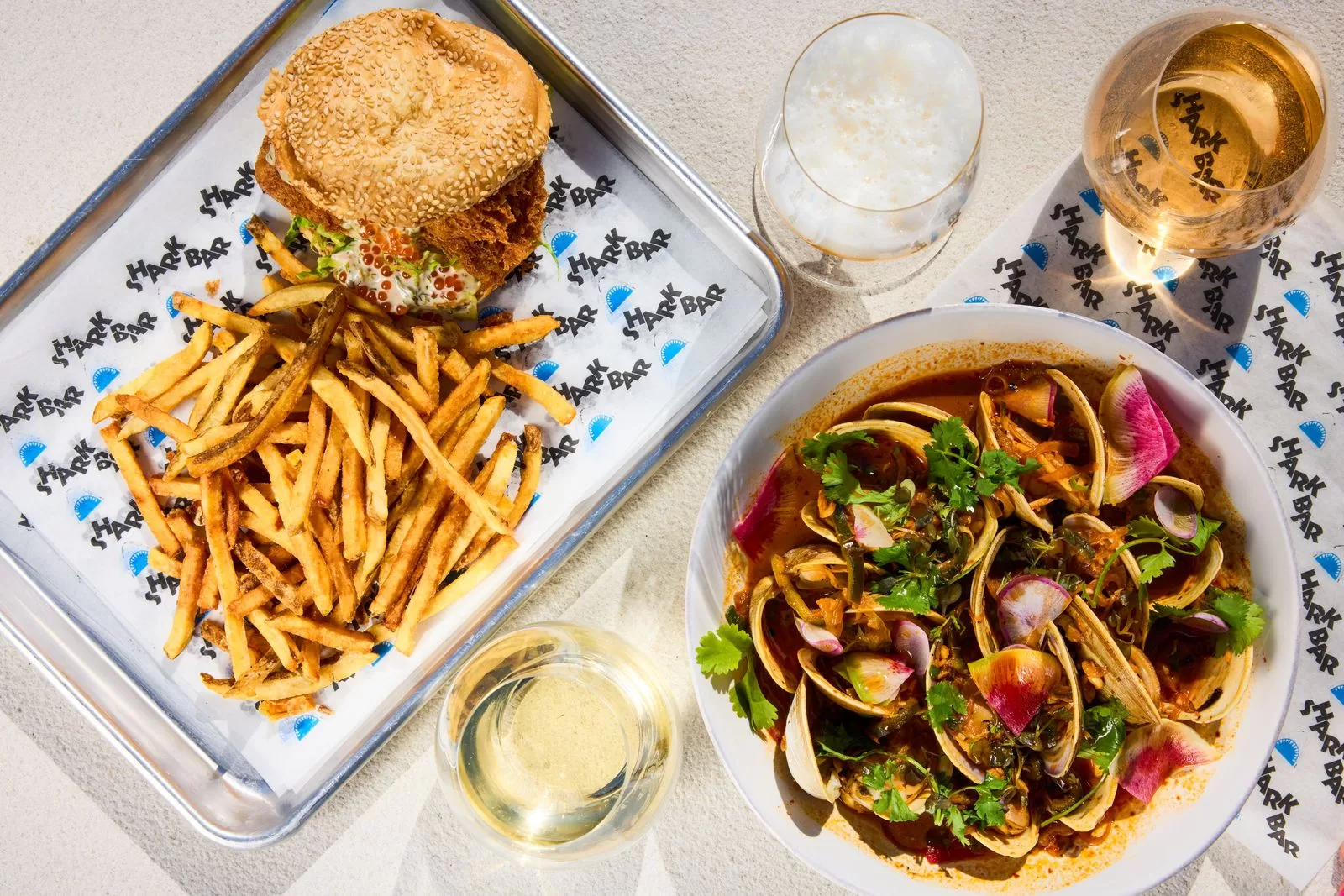 صورة تحتوي على طعام تقديم طعام وجبة برجر طبق كوب وعاء وصحن وفطور