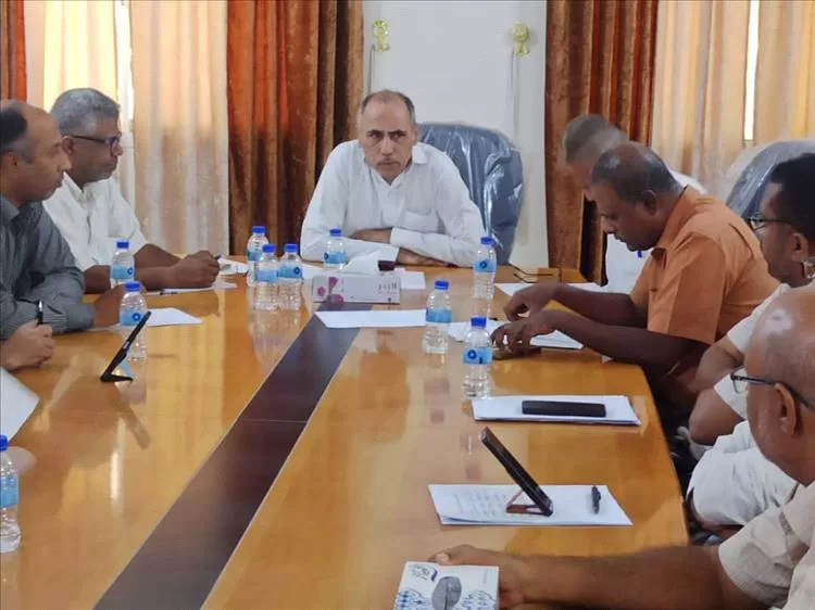 اجتماع يناقش التامين الصحي والمديونية وحملات القطع بالمؤسسة المحلية للمياه بوادي حضرموت..