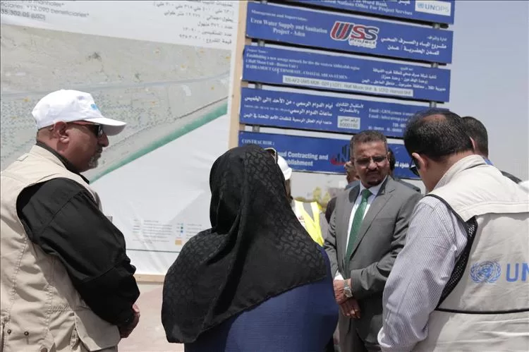 أمين عام محلي حضرموت يدشن العمل في مشروع الصرف الصحي لمنطقة غرب الضيافة وحدتي "هاف مون - حمزة"