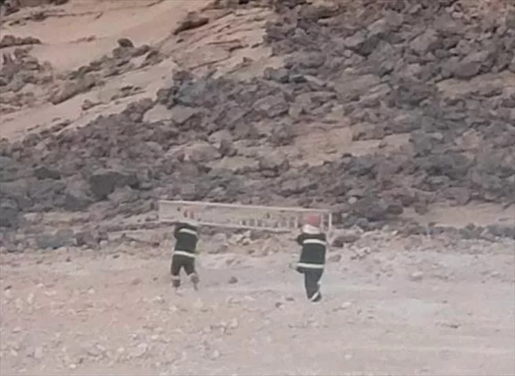 الدفاع المدني بشبوة يستجيب لاستغاثة ثلاثة شبان عالقين في جبل شرقي عتق ويستنفر جهود الإنقاذ