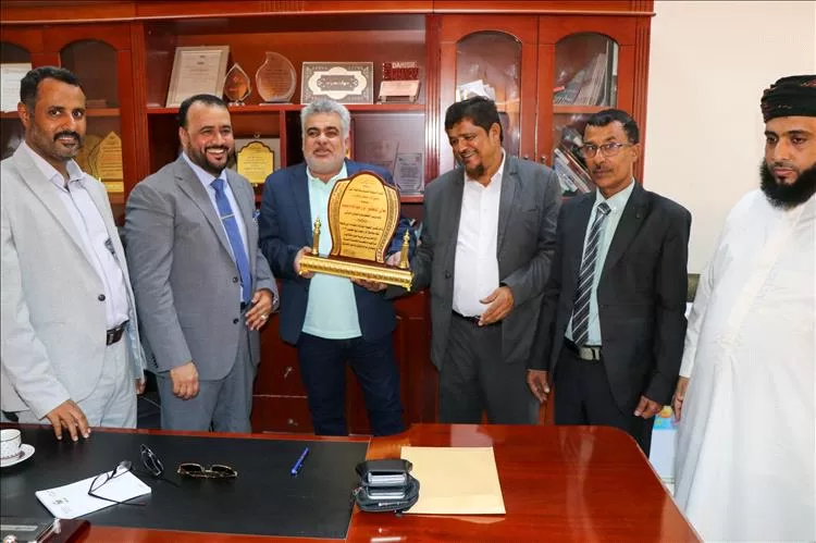 قيادة السلطة المحلية بمحافظة المهرة تكرم نائب وزير التخطيط والتعاون الدولي