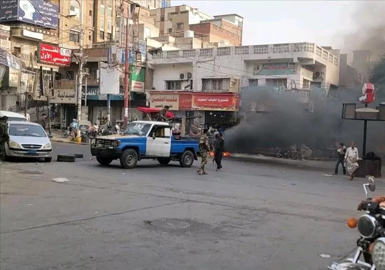 غضب شعبي في تعز.. احتجاجات عارمة بسبب انهيار الخدمات وأزمة مياه مستمرة منذ أشهر